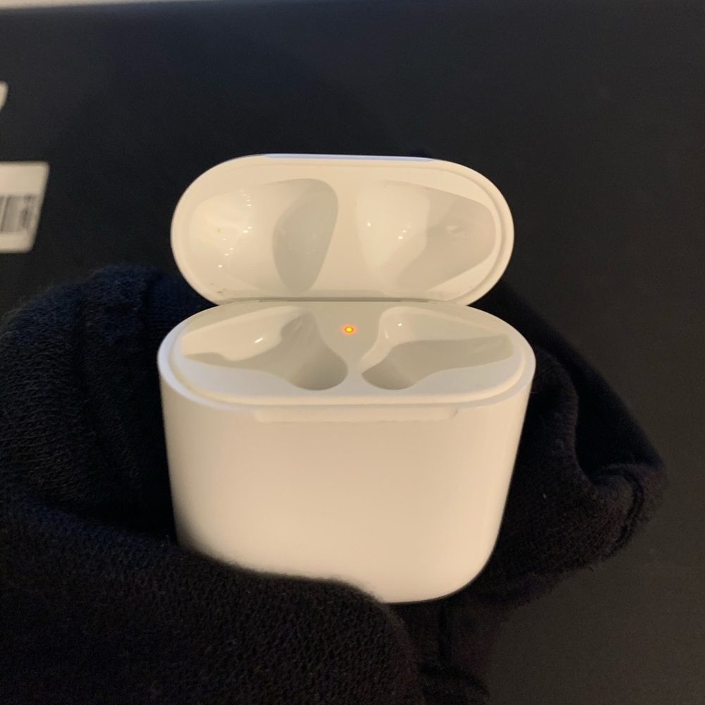 AirPod charging case - Picture 4 of 4